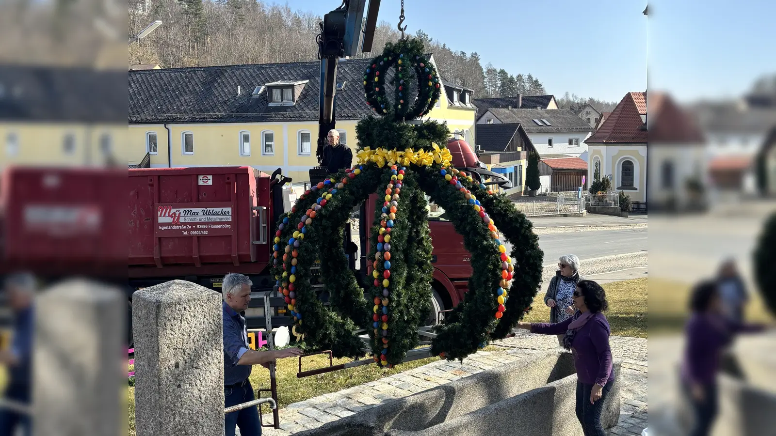 Mit Hilfe eines Krans von Familie Üblacker konnte die Osterkrone auf den Ortsbrunnen aufgesetzt werden. (Bild: Christina Rosner)