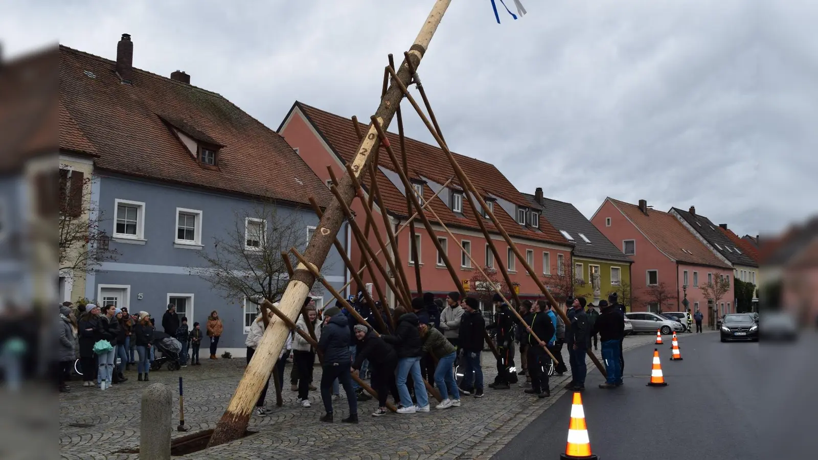 Das Baumaufstellen am vergangenen Sonntag in Luhe war eine recht nasse und kühle Angelegenheit. Aber den helfenden Burschen wurde beim Hochhieven des gut 30 Meter hohen Wahrzeichens schon recht warm.  (Bild:  Enrico März/exb)