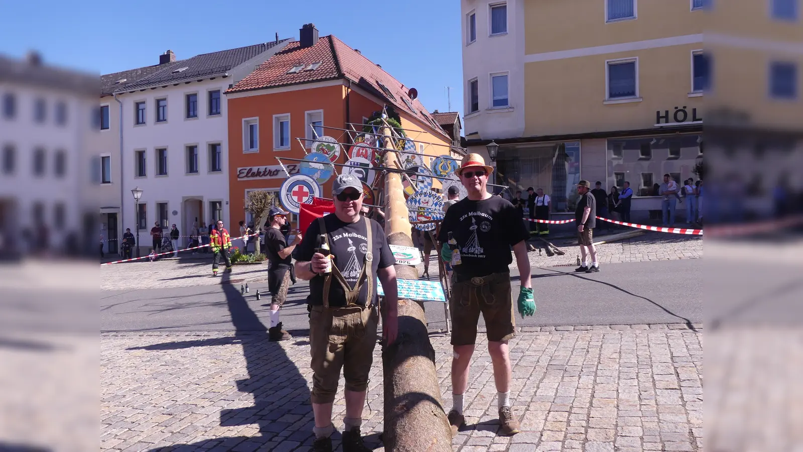 Der Maibaum wurde von den Pilots mit „Haltbarkeitswasser” begossen.  (Bild: Walther Hermann)