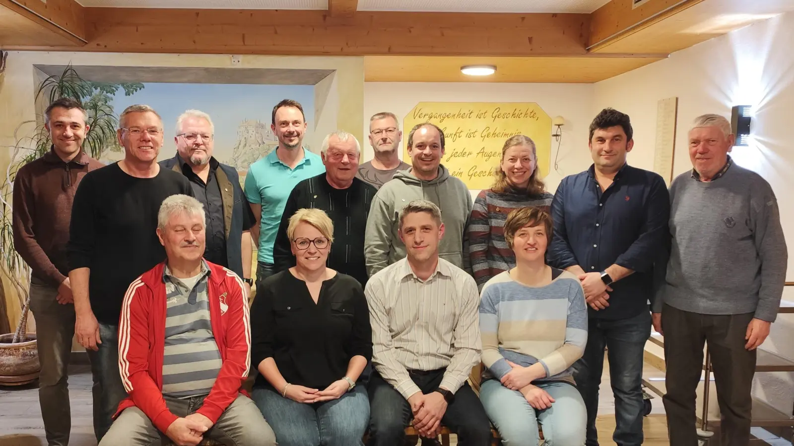 Vorsitzender Johannes Höning (sitzend 2. von rechts) mit seiner neu gewählten Vorstandschaft der Seidlergemeinschaft. (Bild: Olaf Gmeiner)