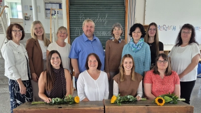 Foto: Das neue Lehrerkollegium an der Grundschule Tiefenbach. (von links) Ingrid Hunger, Eva Tobisch, Tanja Daschner, Birgit Heimerl, Pfarrer Albert Hölzl, Schulleiterin Waltraud Eichstetter, Ingrid Hunger, Celina Reisinger, Maria Jahn, Eva Kornitzky, Bettina Klonner und Heidi Schindler Die Kolleginnen mit der Sonnenblume sind ganz neu an der Schule. (Bild: Nikolaus Scherr)