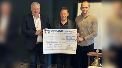 v.l.n.r. Landrat Richard Reisinger, Rotary Präsident Erich Übler, Leiter Physio Patrick Lutter (Bild: Eberhard Wenge)