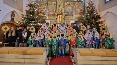 Die Pleysteiner Sternsinger, zusammen mit Pater Thomas Mühlberger und Erstem Bürgermeister Rainer Rewitzer (hintere Reihe, von links). (Bild: Birgit Müllner)