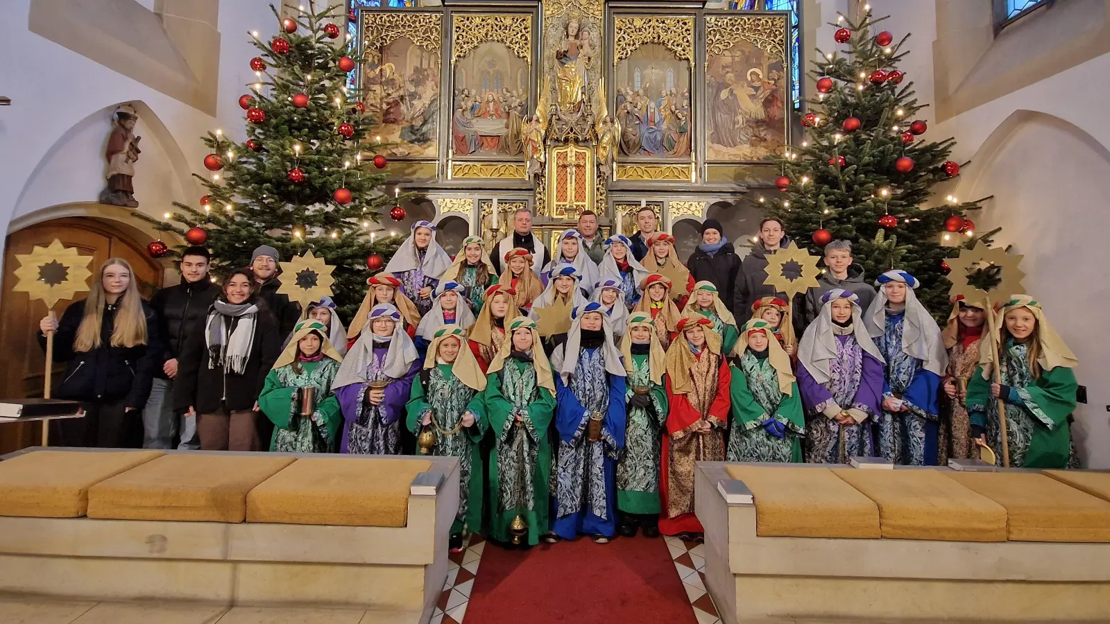 Die Pleysteiner Sternsinger, zusammen mit Pater Thomas Mühlberger und Erstem Bürgermeister Rainer Rewitzer (hintere Reihe, von links). (Bild: Birgit Müllner)