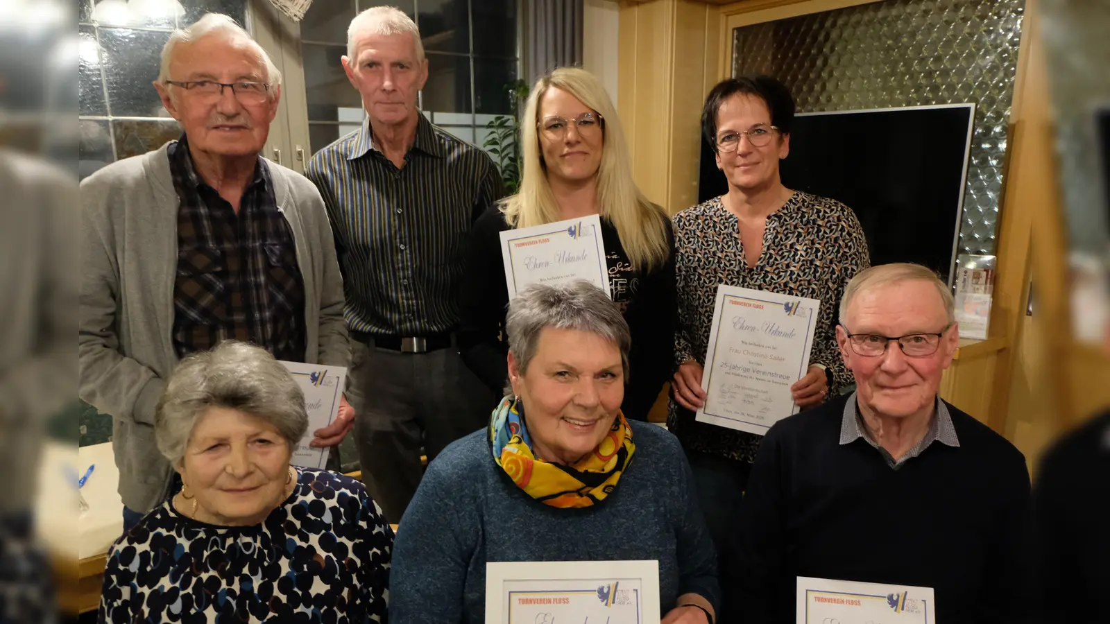 Sportberichte alle neun Abteilungen und Ehrungen gehörten zum Mittelpunkt der Jahreshauptversammlung des Turnvereins. Bei den Ehrungen wurde Eddie Eck (sitzend Bildmitte) zum Ehrenmitglied ernannt. (Bild: Fred Lehner)