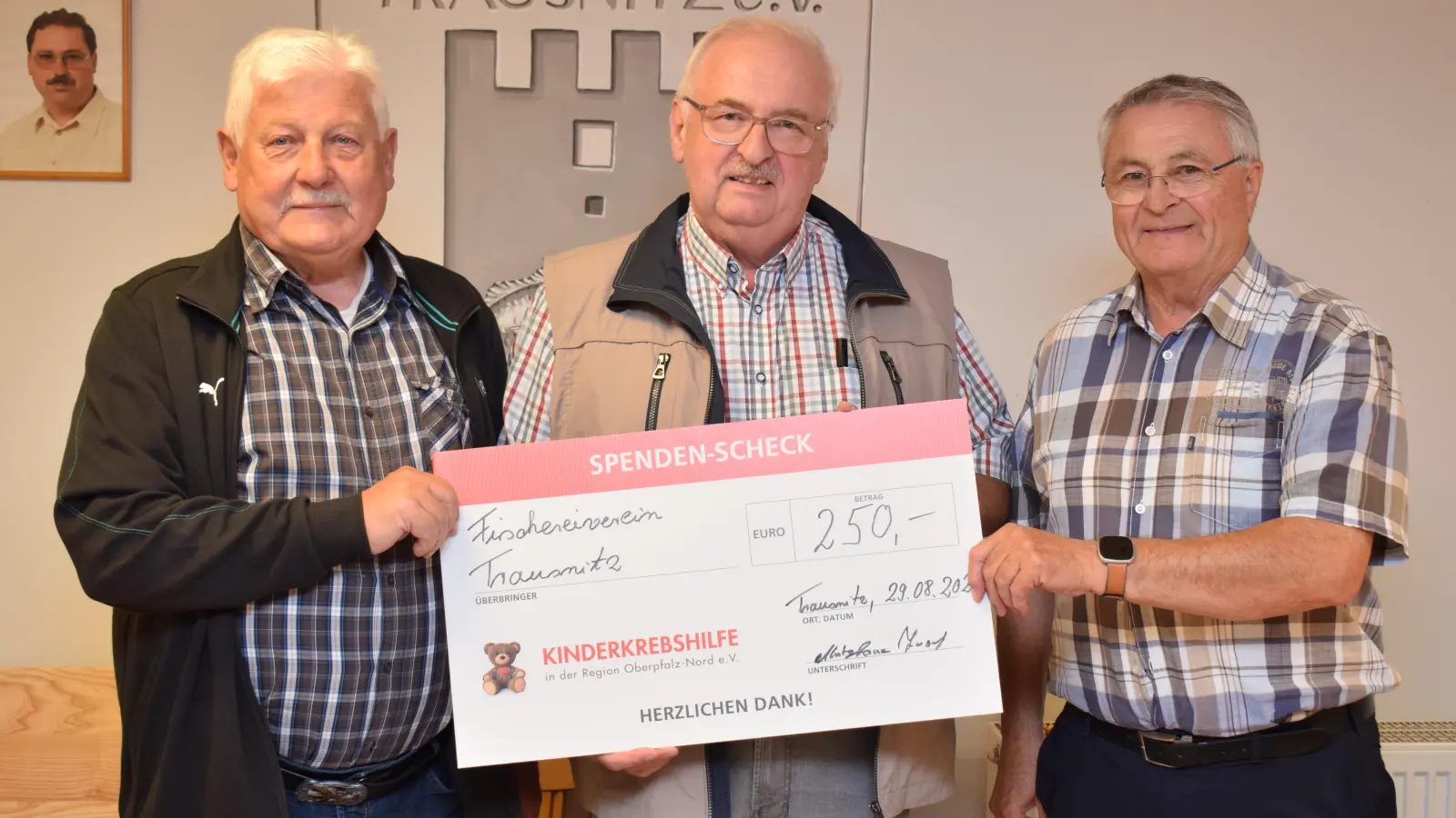 Die Trausnitzer Stauseefischer haben ein gutes Herz. Josef Mutzbauer (links) und Josef Preßl (rechts) übergaben eine Spende in Höhe von 250 Euro an Herbert Putzer (Mitte), dem 1. Vorsitzenden der Kinderkrebshilfe in der Region Oberpfalz Nord e.V. (Bild: Richard Braun )