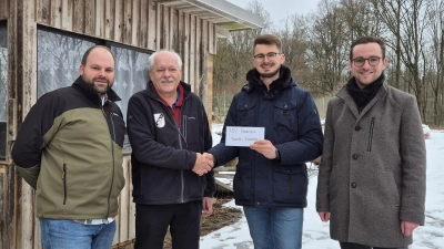 TSV-Vorsitzender Johannes Härtl und Eisstock-Spartenleiter Martin Streim bedanken sich bei JU-Vorsitzendem Maximilian Heindl und Bürgermeisterkandidat Adrian Käß für die Spende (v.l.n.r.). (Bild: Annamaria Härtl)