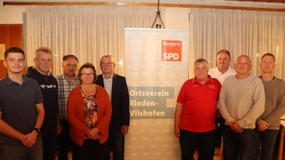 Ortsvorsitzender bleibt Georg Söldner (5.v.l.). Mit auf dem Bild die weiteren Vorstandsmitglieder Nico Schwendtner (v.l.), Otto Schötz, Alois Flierl, Evi Teich, Josef Spies, Josef Hollweck, Gerhard Schnabel und Fabian Schwendtner. (Bild: Michael Rabenhofer)