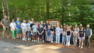 Forstdirektro Gehard Hösl, Realschulrektorin Irene Sebald Klasse 8 e mit Ihrer Klassenlehrerin Kerstin Arnold, Förster Andreas Arnold und stellvertretender Realschulrektor Ramon Gomez-Islinger bei der kleinen Schildeinweihung im Schulwald. (Bild: Ramona Herrmann)