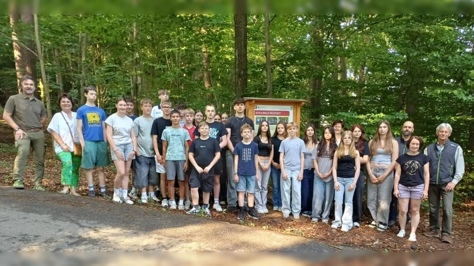 Forstdirektro Gehard Hösl, Realschulrektorin Irene Sebald Klasse 8 e mit Ihrer Klassenlehrerin Kerstin Arnold, Förster Andreas Arnold und stellvertretender Realschulrektor Ramon Gomez-Islinger bei der kleinen Schildeinweihung im Schulwald. (Bild: Ramona Herrmann)