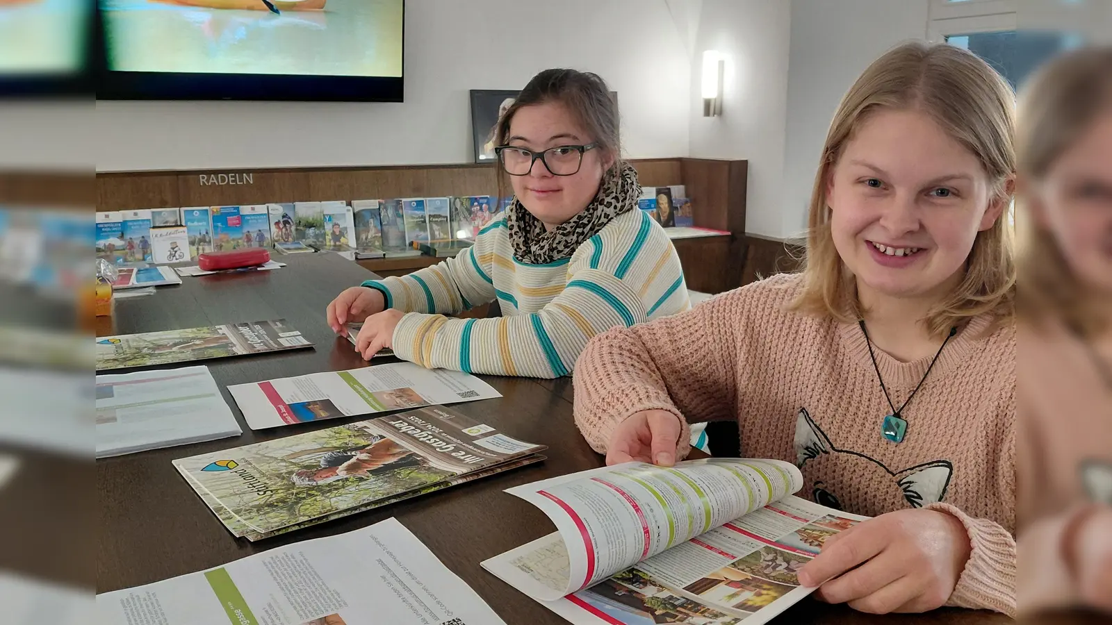 Melissa und Louisa aus den Stiftlandwerkstätten in Mitterteich lernen den Alltag der Tourist-Info Waldsassen kennen. (Bild: Monika Sommer, Jessica Patz)