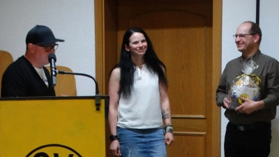 Mario Heinl (links) bedankte sich mit einem Präsent bei Roland Heinl (rechts) für seine geleistete Arbeit in den vergangenen 12 Jahren. In der Mitte die neue Vorsitzende Maria Weber-Göhl.  (Bild: Tanja Wegmann)