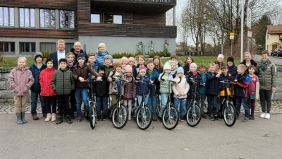 Bürgermeister Markus Schiesl, Rektorin Ortrud Sperl (hinten links) und die Lehrerinnen Marie Hartl und Lisa Kick (vorne rechts) freuten sich mit den Schülern über die Anlieferung der 6 Tretroller durch Herrn Schwinger (2. links hinten).  (Bild: Ortrud Sperl)