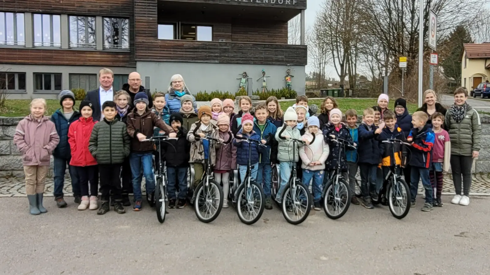 Bürgermeister Markus Schiesl, Rektorin Ortrud Sperl (hinten links) und die Lehrerinnen Marie Hartl und Lisa Kick (vorne rechts) freuten sich mit den Schülern über die Anlieferung der 6 Tretroller durch Herrn Schwinger (2. links hinten).  (Bild: Ortrud Sperl)