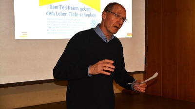Pastoralreferent Christoph Braun sprach über das Thema: Dem Tod Raum geben – dem Leben Tiefe schenken. <br> (Bild: Fritz Dietl)