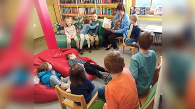 Die jungen Zuhörer haben es sich rund um die Lesepatin Carola Wittek bequem gemacht.  (Bild: Heike Hagl)