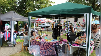 Eine Vielzahl von Anbietern stellten ihr Stände beim Flohmarkt der Siedler Feuerhof rund um das Vereinslokal und auf dem Siedlerdreieck auf um ihr Waren zu präsentieren und zu verkaufen.  (Bild: Anton Fenk)