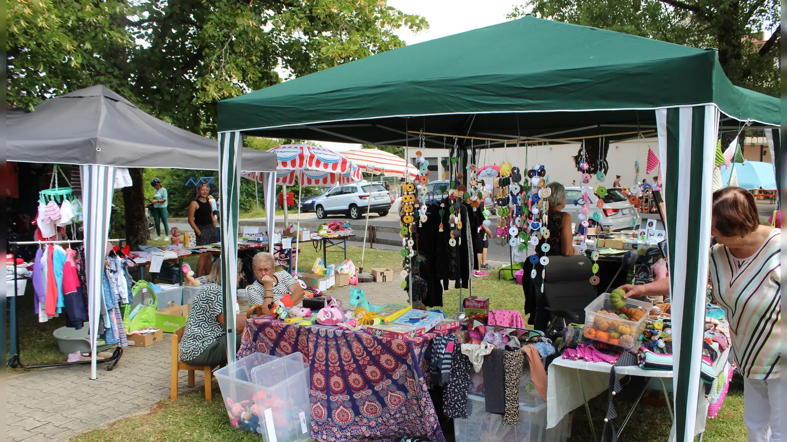 Eine Vielzahl von Anbietern stellten ihr Stände beim Flohmarkt der Siedler Feuerhof rund um das Vereinslokal und auf dem Siedlerdreieck auf um ihr Waren zu präsentieren und zu verkaufen.  (Bild: Anton Fenk)