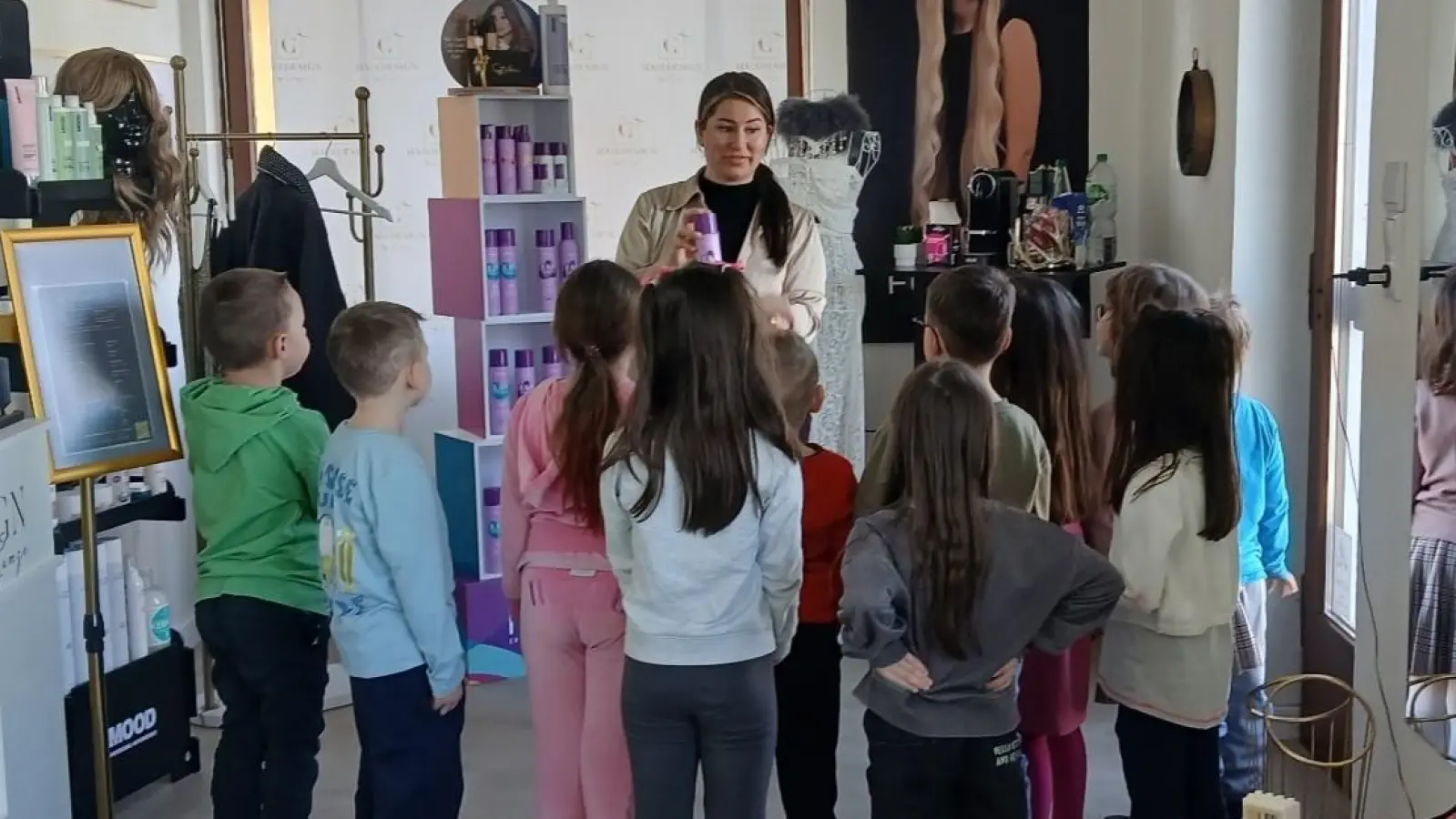 Kinder hören der Friseurmeisterin zu. (Bild: Ramona Wein)