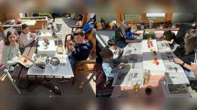 Kinder verzieren Eier für den Osterbrunnen (Bild: Markus Pschierer)