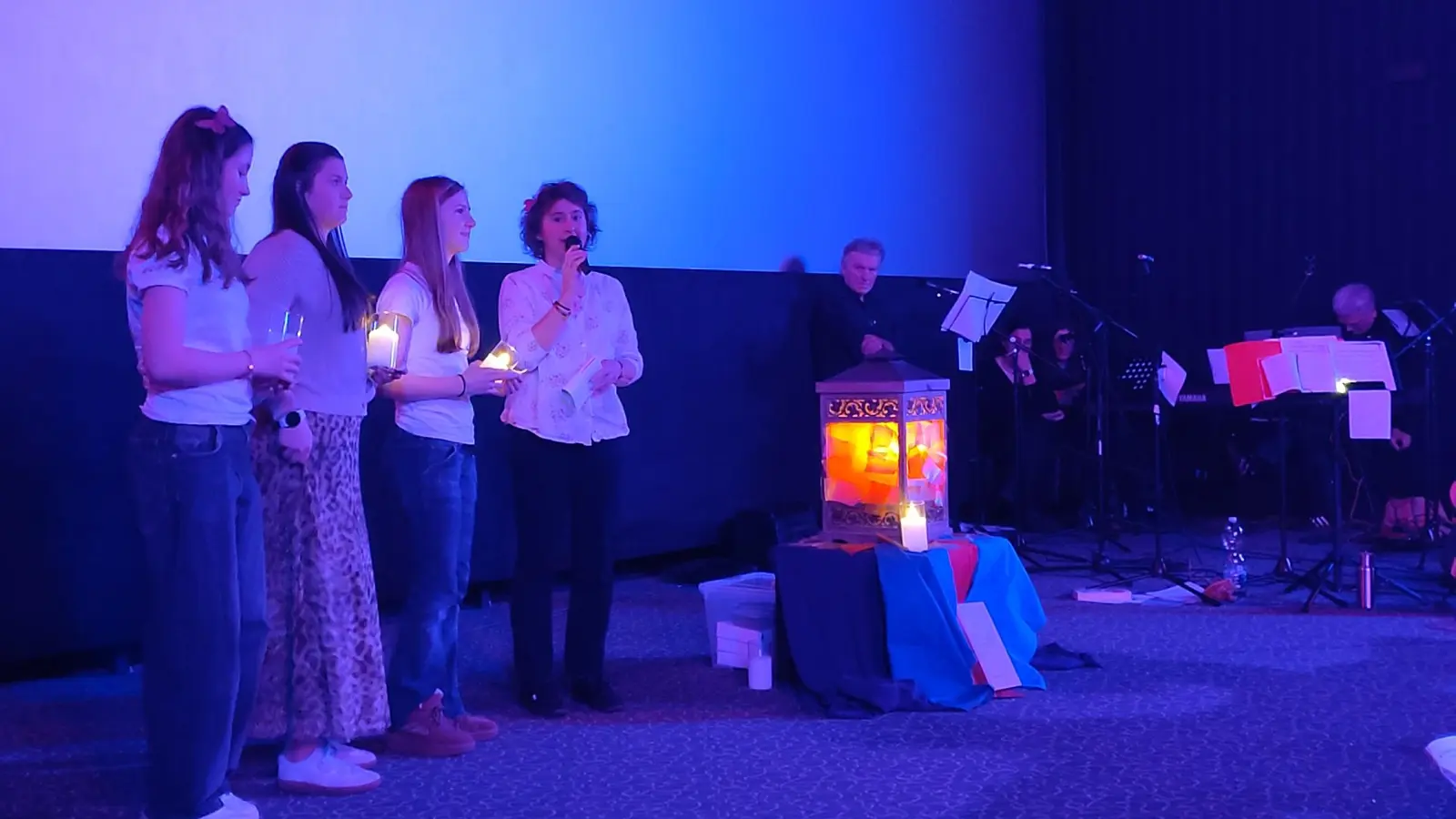 Schülerinnen der Dr.-Johanna-Decker-Schulen und GemRef Gabi Papp während der Fürbitten. (Bild: Patrick Hummer)