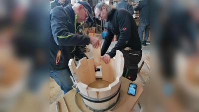 Die einzelnen Fassdauben werden zu einem Bottich zusammen gestellt, die vorher mit verschiedenen Schnitzmessern in die passende Form gebracht wurden.  (Bild: AK Hist. Handwerk)