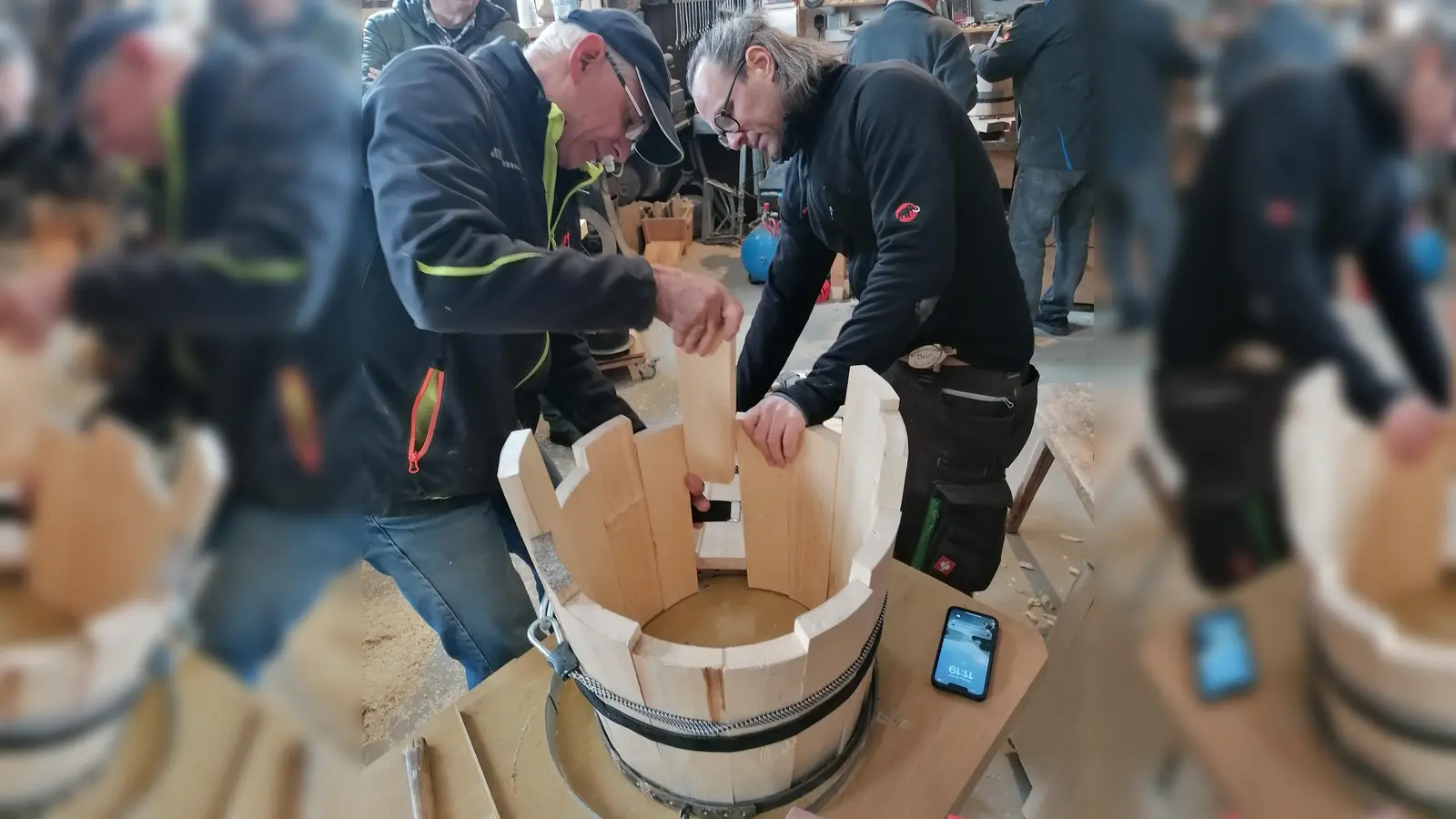 Die einzelnen Fassdauben werden zu einem Bottich zusammen gestellt, die vorher mit verschiedenen Schnitzmessern in die passende Form gebracht wurden.  (Bild: AK Hist. Handwerk)