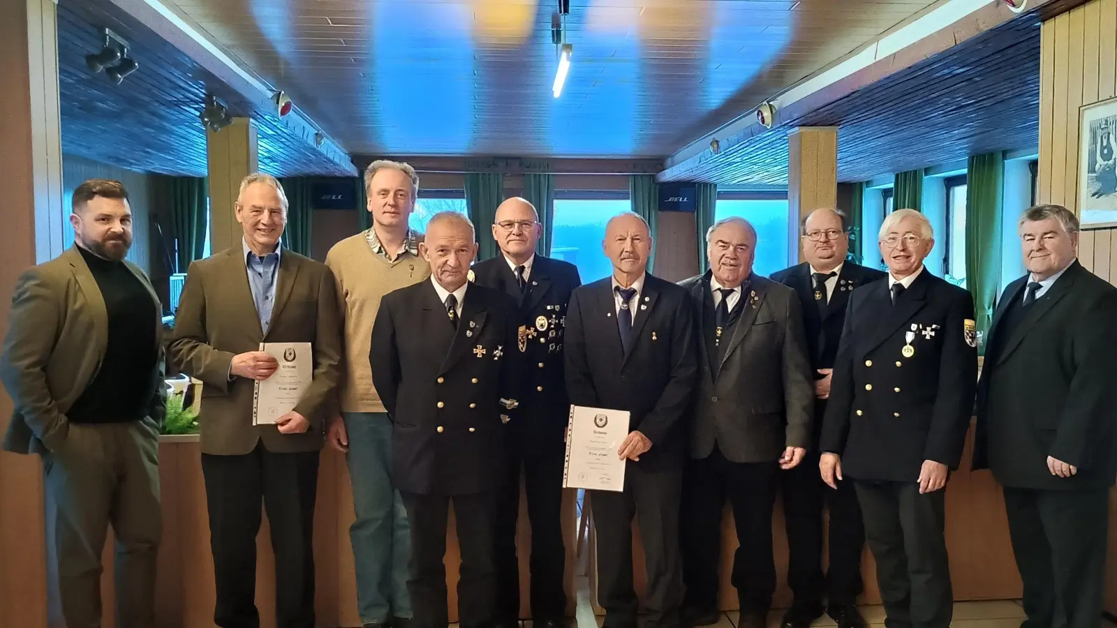 Von rechts: Ehrenkreisvorstand Heinrich Scheidler, Karl Meier, Jürgen Hecht, 1. Vorstand Engelbert Eckart, Kreisvorsitzender Manfred Zettl, Norbert Schwarz, Jürgen Buhl, Wolfgang Huber, Josef Arnold, 1. Bürgermeister Sebastian Giering. (Bild: Jasmin Heinrich)
