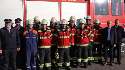 Die neun geprüften Feuerwehraktiven der Riedener Wehr mit den Schiedsrichtern KBM Jürgen Ehrnsberger (v.l.), KBM Dominik Ernst, Bürgermeister Erwin Geitner (2.v.r.) und Erstem Kommandant Rainer Salbeck (r.) (Bild: Michael Rabenhofer )