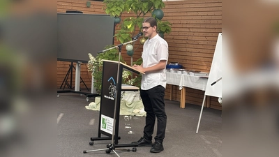Dominik Ach, Schülersprecher, führt durch das Programm. (Bild: Melanie Zimmer)