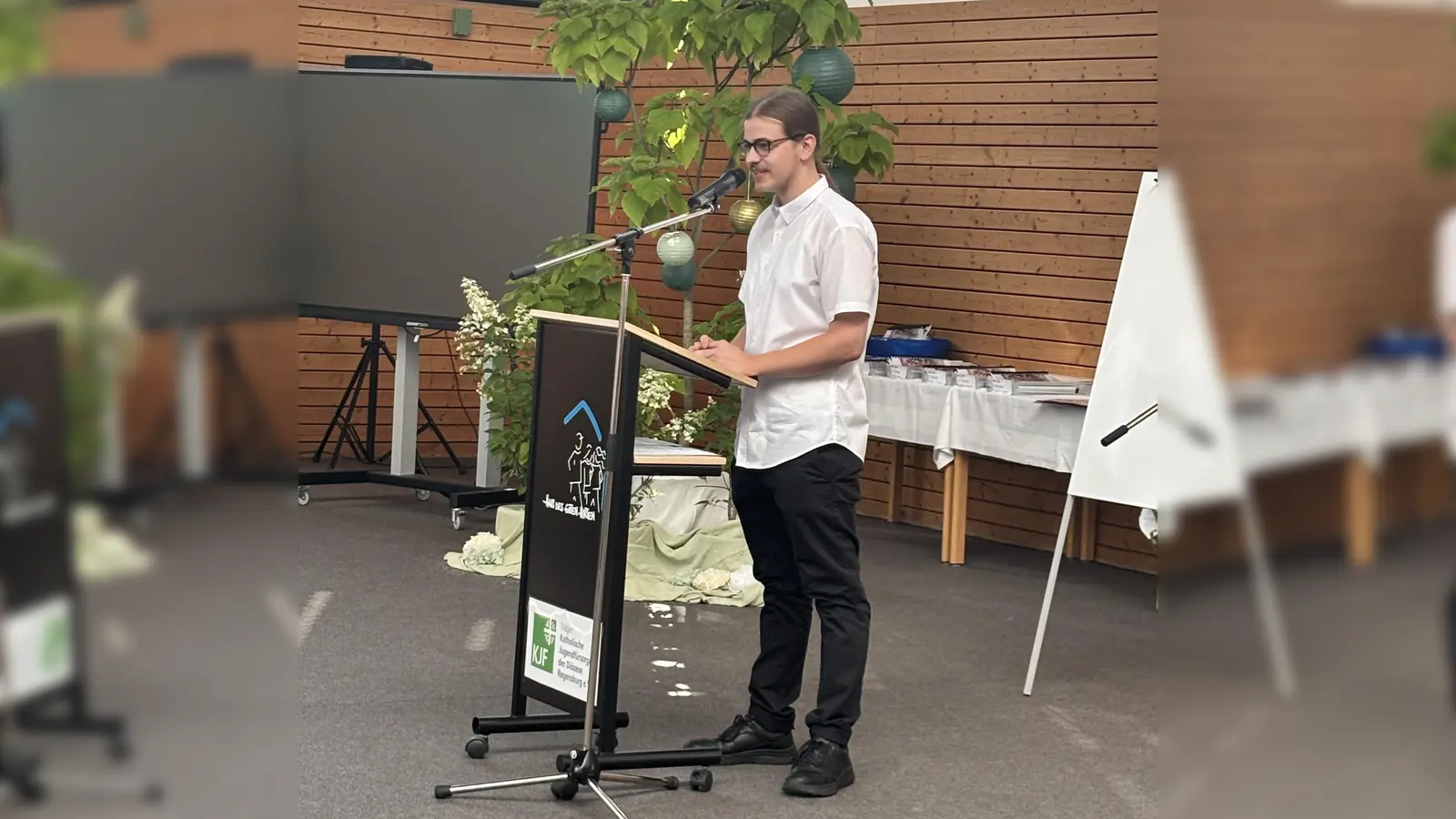 Dominik Ach, Schülersprecher, führt durch das Programm. (Bild: Melanie Zimmer)