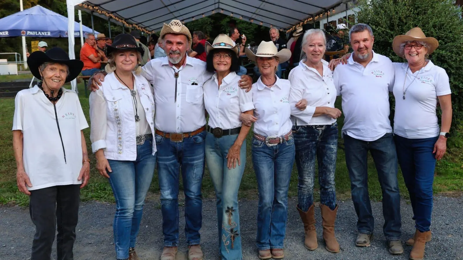 Tanzgruppe der Weiden City Line Dancers präsentiert sich vor dem Festzelt im Hinzergrund. (Bild: Detlef Herrig)