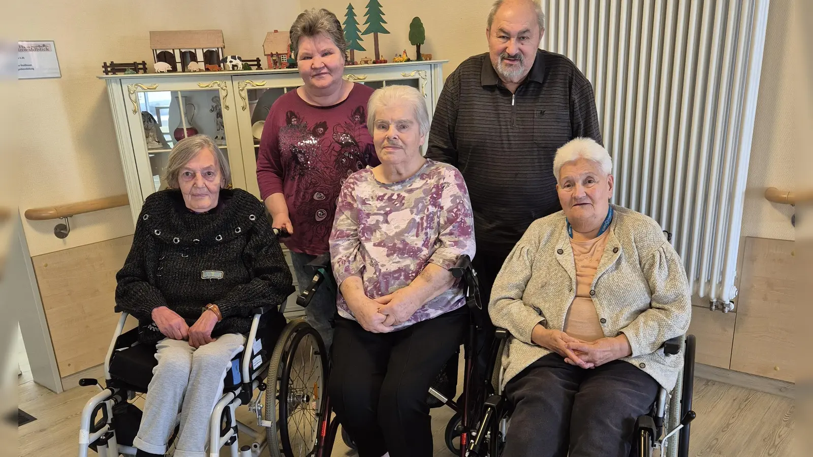 Von links nach rechst: Angela Pufke (1. Vorsitzende), Monika Spitznagel (stehend 2. Vorsitzende),<br>Monika Höfer, Edmund Haberkorn (stehend) und Karin Gold. (Archivbild: Forster Monika)