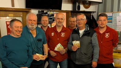 Die Organisatoren und Platzierten des FSV - Preisschafkopf. Der Gewinner Herbert Bäuml (Zweiter von links), der Zweitplatzierte Hubert Pühler (Mitte) und Michael Meier aus Neustadt/WN (Zweiter von rechts). Franz Kiesl (links) erhielt den Trostpreis. (Bild: Franz Völkl)