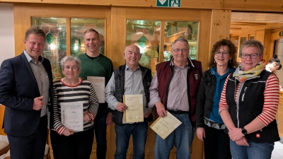 Von links: BGM Stefan Grillmeier, Jubilare Evi Häckl 25 Jahre, Thomas Fröhlich 15 Jahre, Hans Lindner und Alfred Knosalla 40 Jahre. Inge Härtl und Vorsitzende Marion Puchta. (Bild: Lothar Kick)