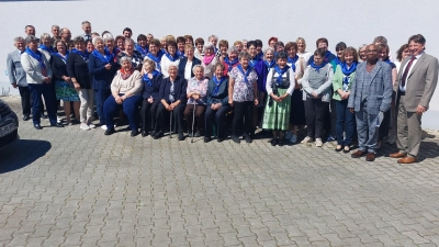 gemeinsames Foto mit den geehrten Mitgliedern, Vertretern der Vereine, Kirche und Gemeinde.  (Bild: Irmgard Eckl)