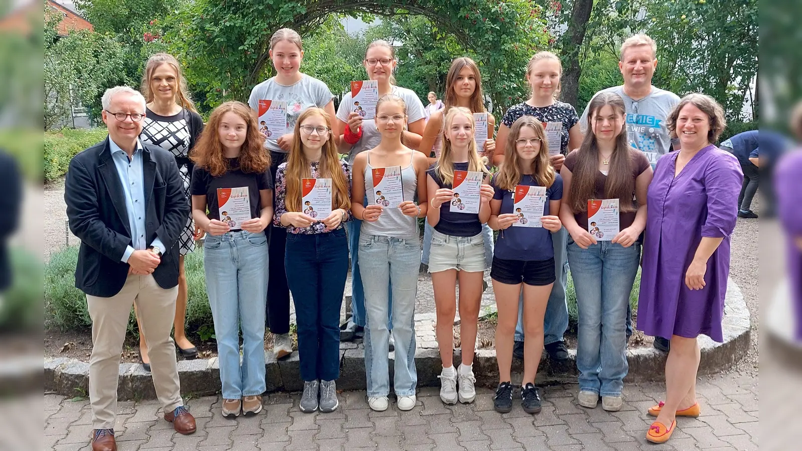 Für die Siegerteams der diesjährigen „DJDS-Science Fair”, der Wissenschaftsausstellung der Siebtklässlerinnen von Realschule und Gymnasium der Dr.-Johanna-Decker-Schulen, gab es Theatergutscheine aus den Händen von Kulturreferent Dr. Fabian Kern (links) und Theaterberaterin Barbara Hauck (rechts). Diplom-Biologin Dr. Sandra Schulz (2.v.l.) und Studiendirektor Markus Hammer (2.v.r.) freuten sich mit den zehn Schülerinnen. (Bild: Markus Hammer)