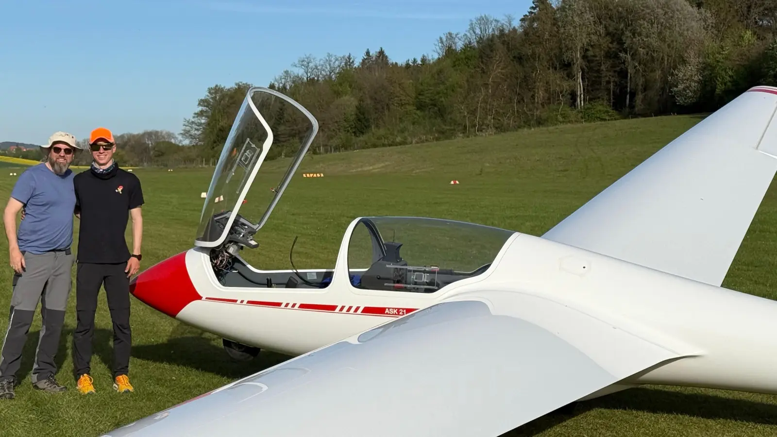 Zwei Generationen Flugbegeisterung: Fluglehrer Matthias Meier freut sich mit seinem Sohn Manuel über dessen ersten Alleinflug (Bild: Katrin Rogenhofer)