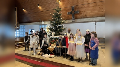 Die mitwirkenden Kinder beim Krippenspiel, vor dem Altar, mit Ruhestandspfarrer Dr. Joseph Madathiparampil. (Bild: Marion Baumer)
