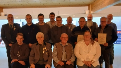 im Bild die anwesenden Geehrten zusammen mit 1. Schützenmeister Stephan Trautner (hinten links) und Marktrat Thomas Wittmann (hinten 3. von rechts); vorne in der Mitte Karl Helm und Josef Zeitler (Bild: Wilhelm Trisl)