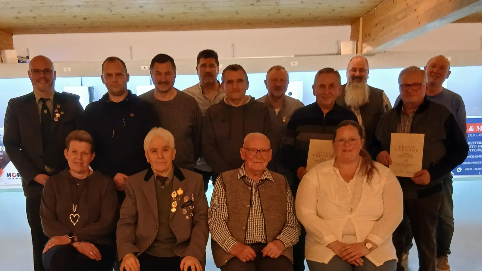 im Bild die anwesenden Geehrten zusammen mit 1. Schützenmeister Stephan Trautner (hinten links) und Marktrat Thomas Wittmann (hinten 3. von rechts); vorne in der Mitte Karl Helm und Josef Zeitler (Bild: Wilhelm Trisl)