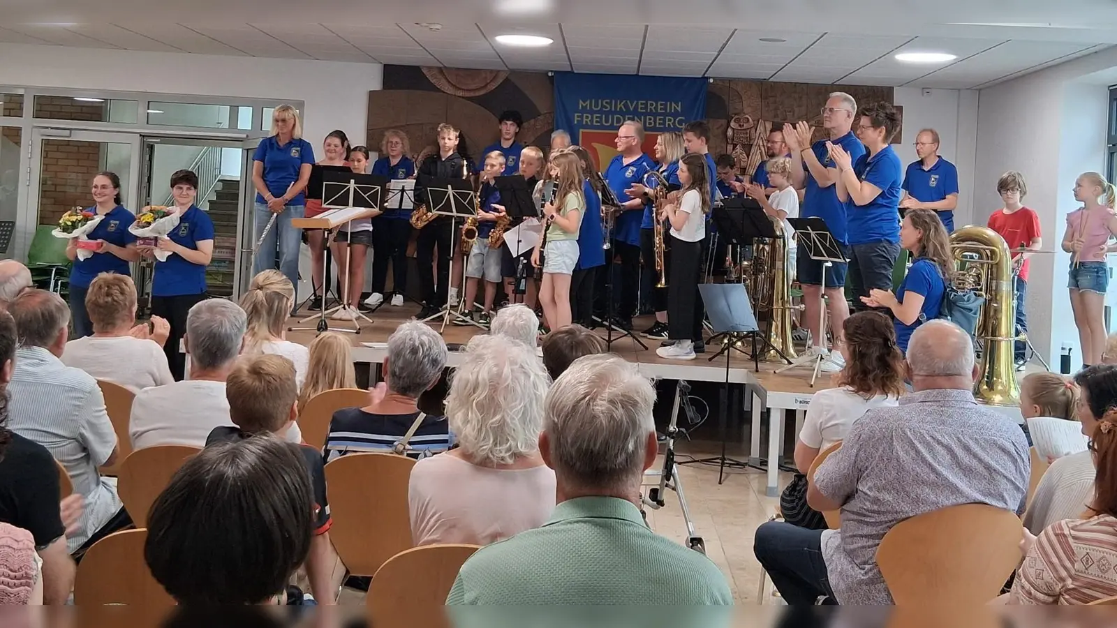 Alle Mitwirkenden des Bläserklassenkonzerts des MVF auf der Bühne zusammen mit den Dirigentinnen Helene Goldbach (l.) und Christiane Bayer (2.v.l.) (Bild: Christina Bauer)