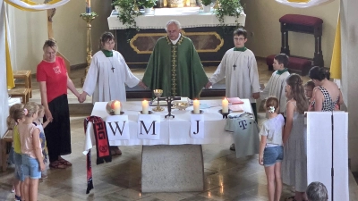 Pfr. Roland Klein betet mit den Kindern das Vater Unser. (Bild: Carola Helm)