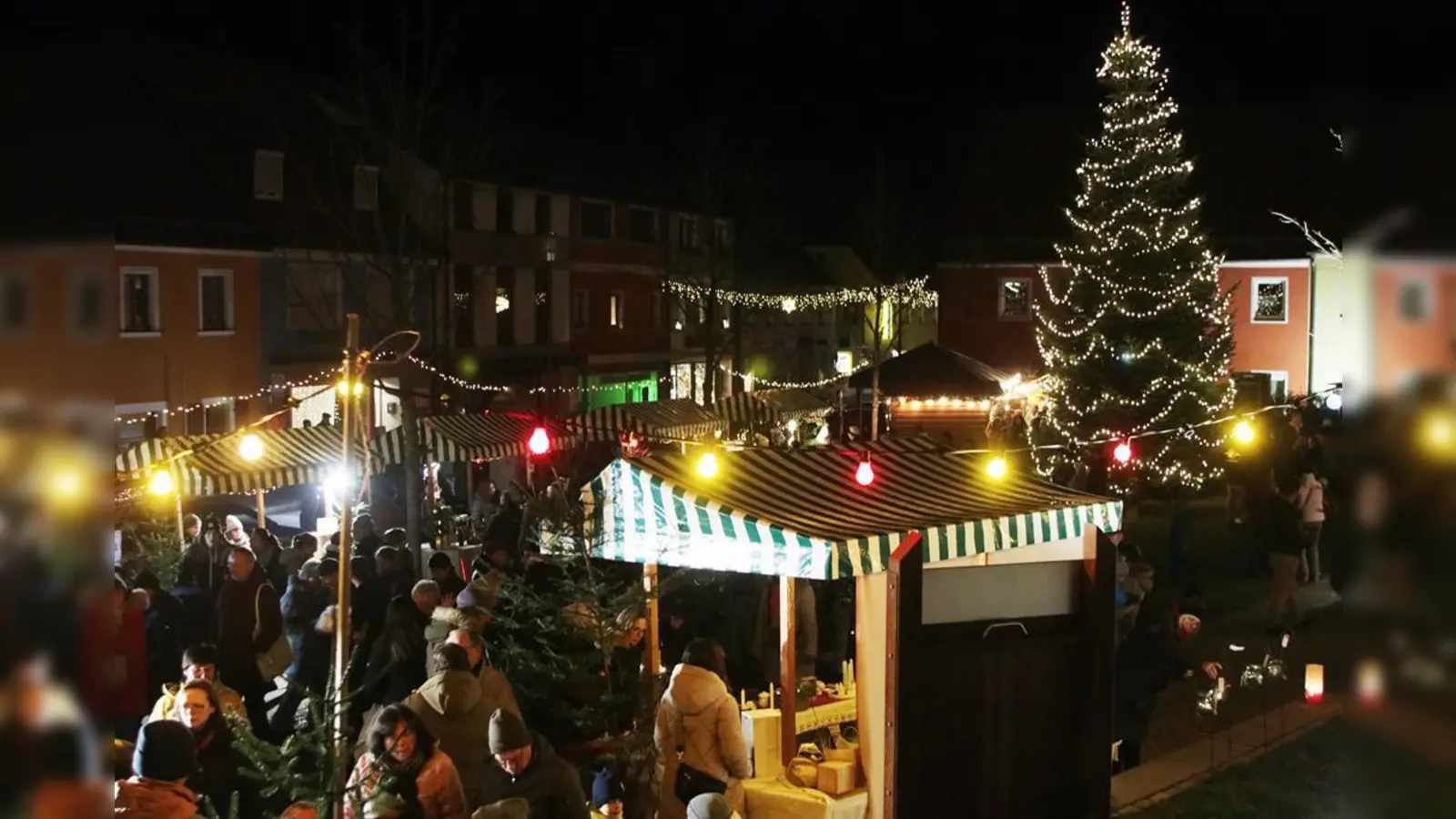 Lichterglanz beim Adventsmarkt der FU Floß aus dem Jahr 2024. (Bild: Christina Kreuzer)