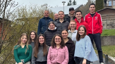 Die neue Vorstandschaft der TSV Vereinsjugend mit Luisa Riedl (erste Reihe rechts) und Elena Memminger (erste Reihe, zweite von rechts) an der Spitze. (Bild: Matthias Grundler)