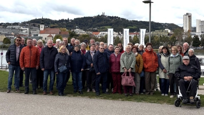 Die BRK-Reisefreunde am Donauufer, im Hintergrund der Pöstlingberg. (Bild: Hans Maenner)