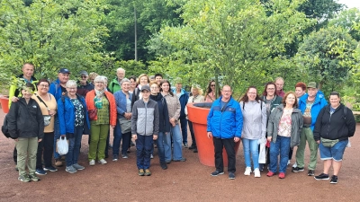 Die Reisegruppe am Eingang zur Landesgartenschau (Bild: Pamela Wünsche)