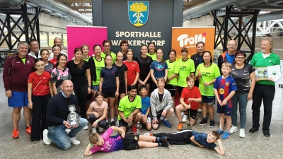 Teilnehmer des Freundschaftsspiels mit 2. Bürgermeister Thomas Neidl und 1. Vorsitzender R-D Plep (Bild: Ralf-Dieter Plep)