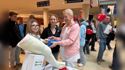 Gipsen will gekonnt sein. Unter Anleitung von Fachkräften durften es Schülerinnen mal selbst ausprobieren. (Bild: Friedrich Peterhans)