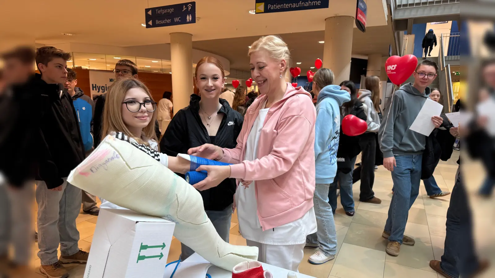 Gipsen will gekonnt sein. Unter Anleitung von Fachkräften durften es Schülerinnen mal selbst ausprobieren. (Bild: Friedrich Peterhans)